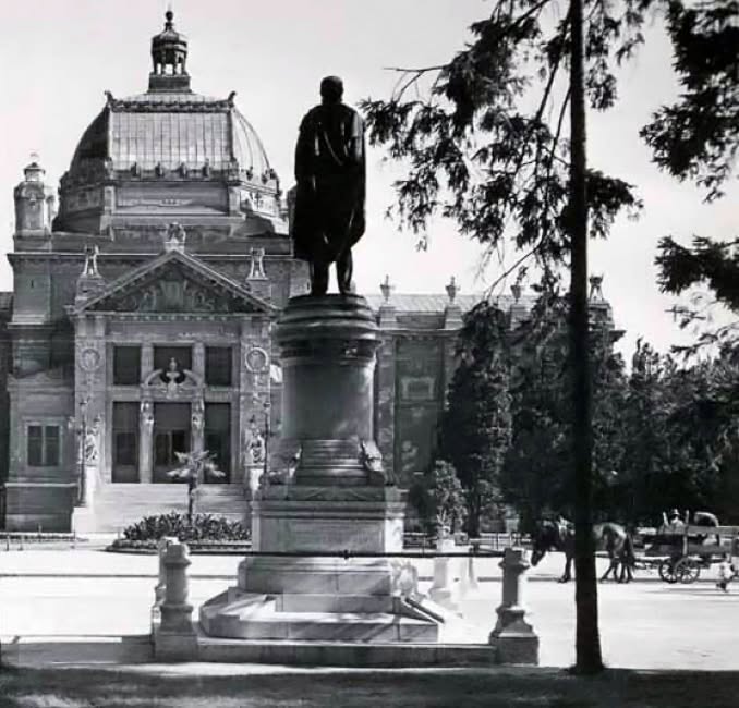 Spomenik Petru Preradoviću postavljen je 1894. preko puta Umjetničkog paviljona, kao dar Stjepana Miletića